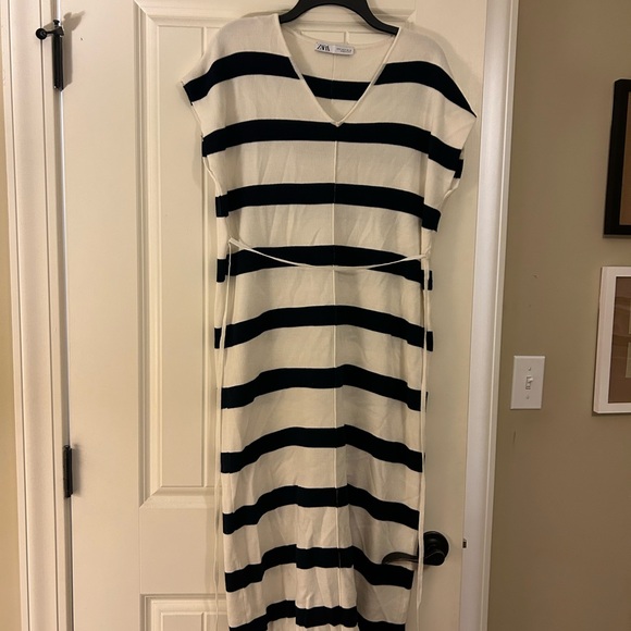 Size Small Zara striped midi/maxi dress. With string to tie or take off - Picture 3 of 3